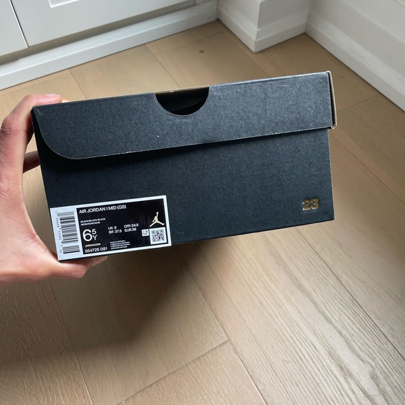 Air Jordan 1 Mid All Black 6.5 Youth 7.5 Women WORN ONCE - Picture 4 of 9